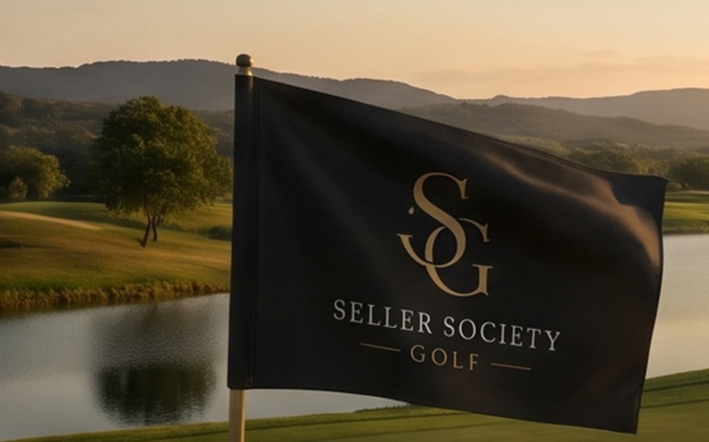 Fairway ao entardecer, com a bandeira da Sellers Society Golf junto ao lago